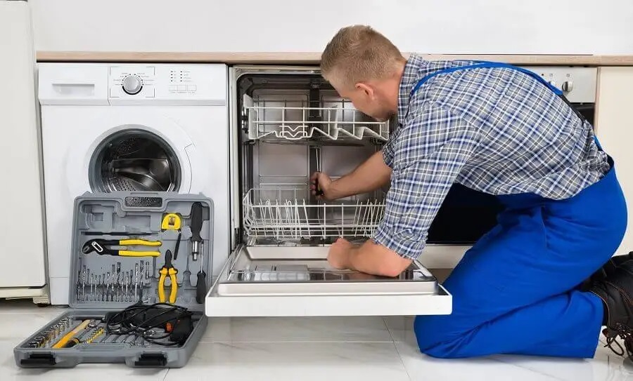 Tire Vaillant servisi teknisyen ekibi beyaz eşya tamiri yaparken
